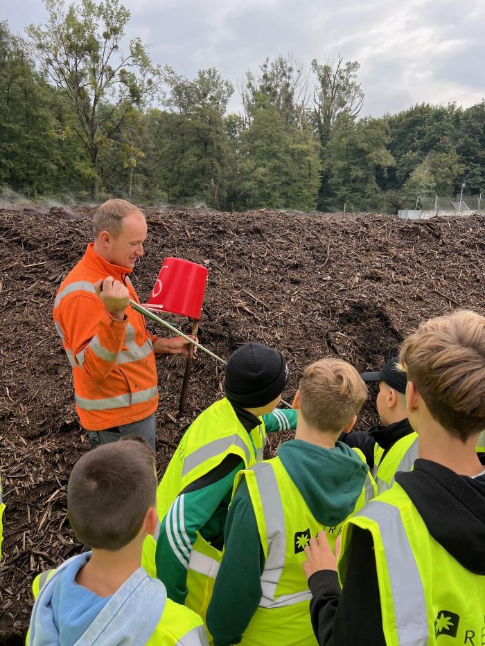 Die Klassen 6a und 6d besuchen das Kompostierwerk Reterra in Singen